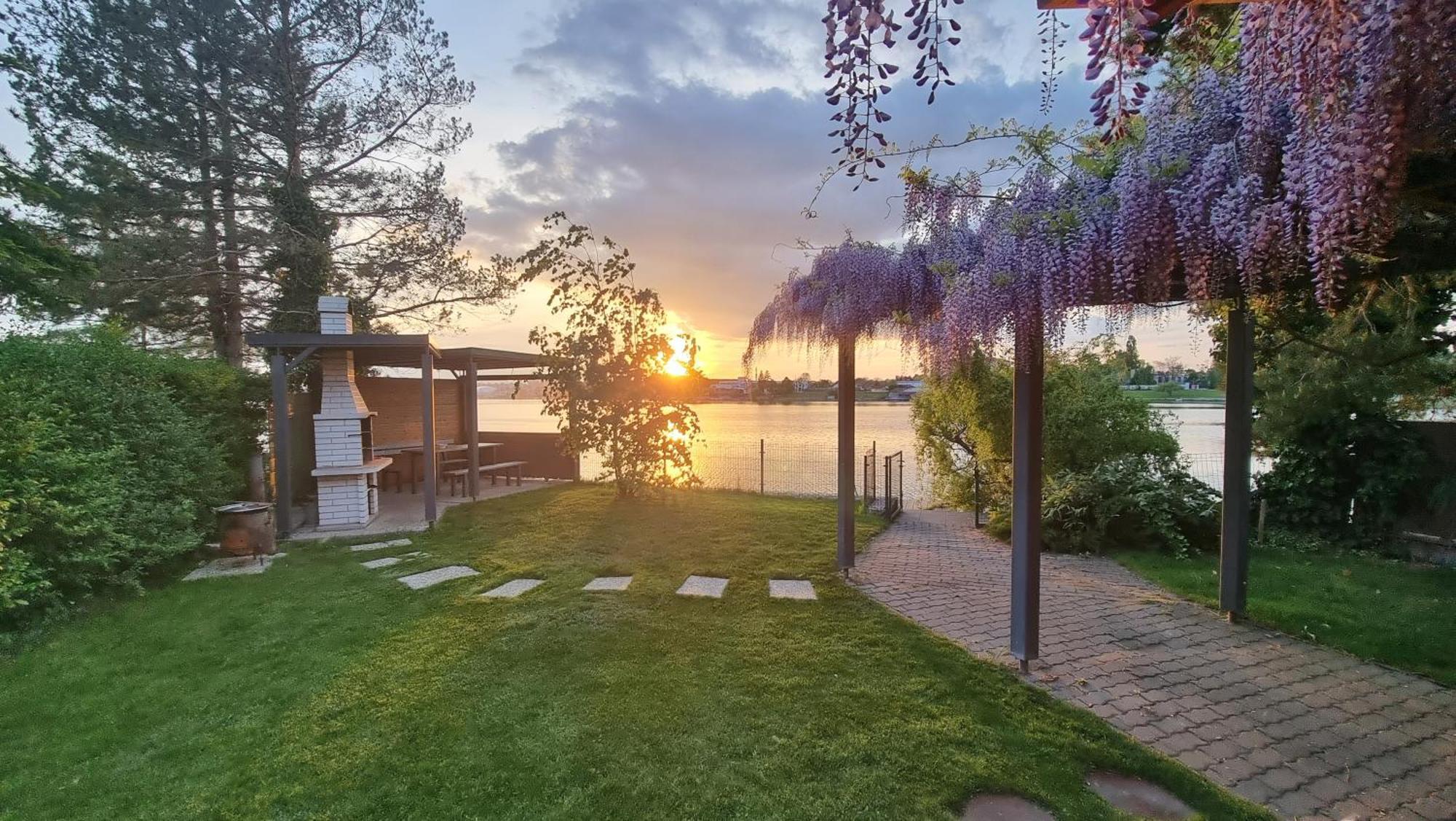 Topsenec-Lakeside Home エクステリア 写真